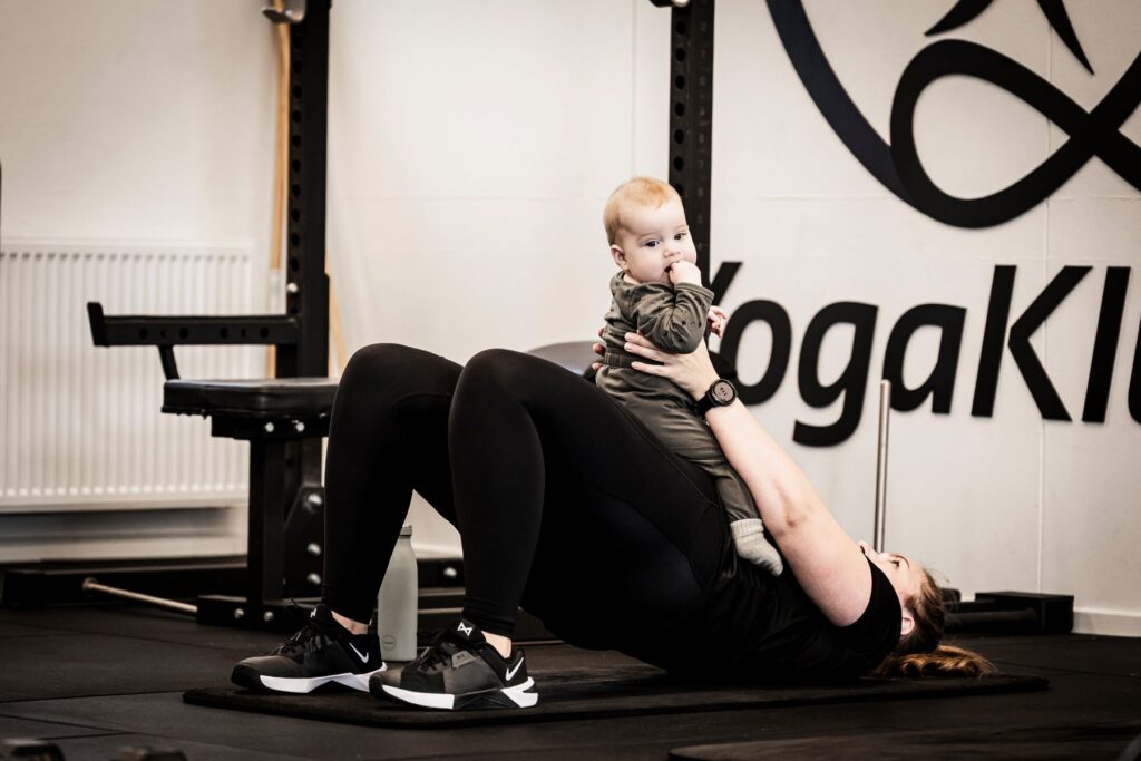 Mor laver hofteløft med baby på barselshold