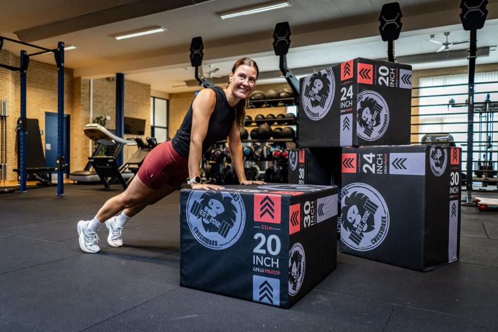 Nastasja træner step-ups på plyo box