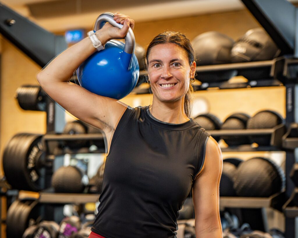 Nastasja træner med kettlebell