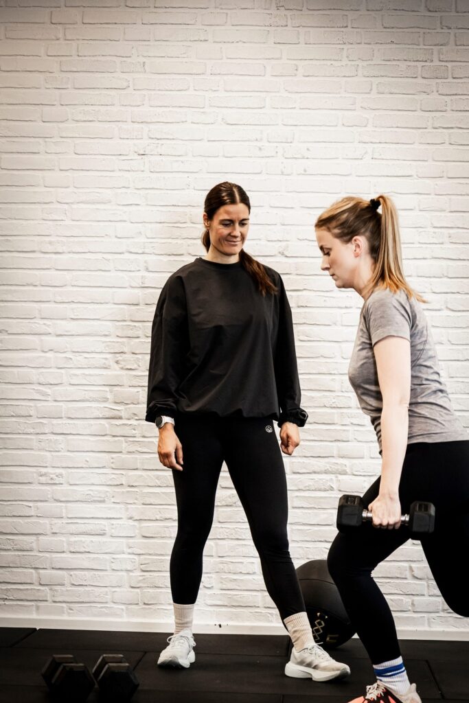 Nastasja coacher en klient i split squat